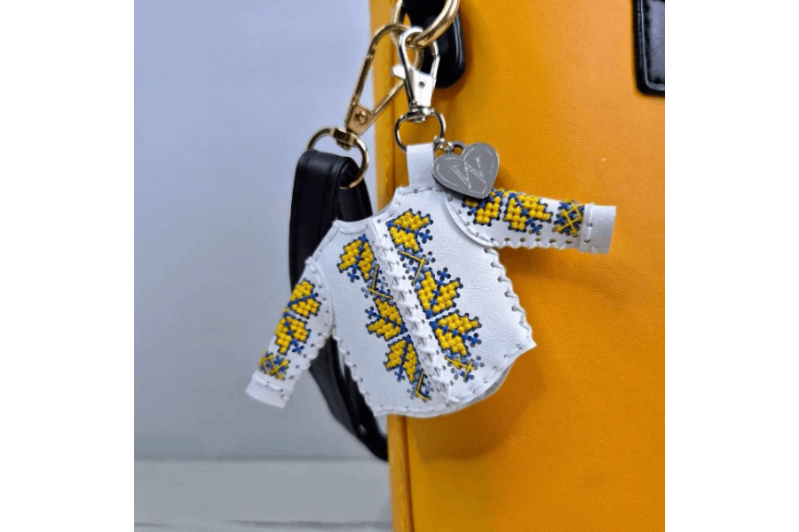 Набір для вишивки нитками на штучній шкірі «Шарм для сумки – Вишиванка. Сонячна» FLHL-128